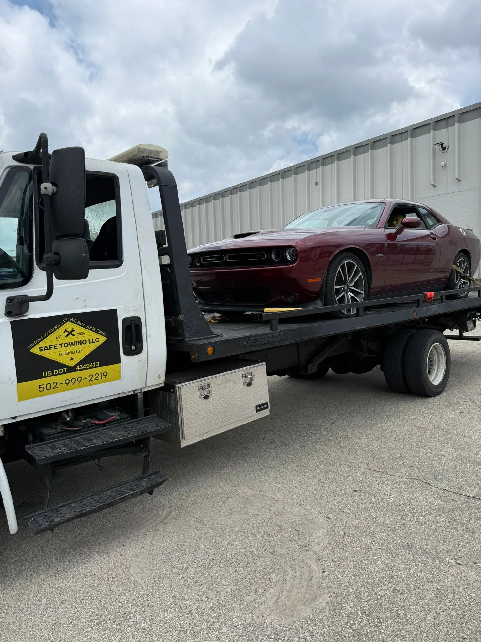 Safe Towing LLC providing 24/7 towing service in Portland, Louisville Kentucky