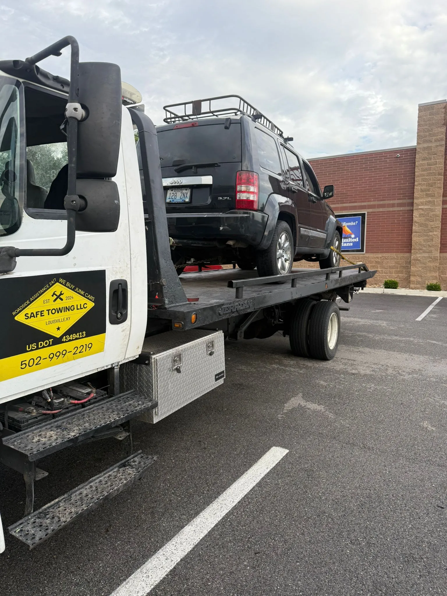 Professional towing service Louisville KY