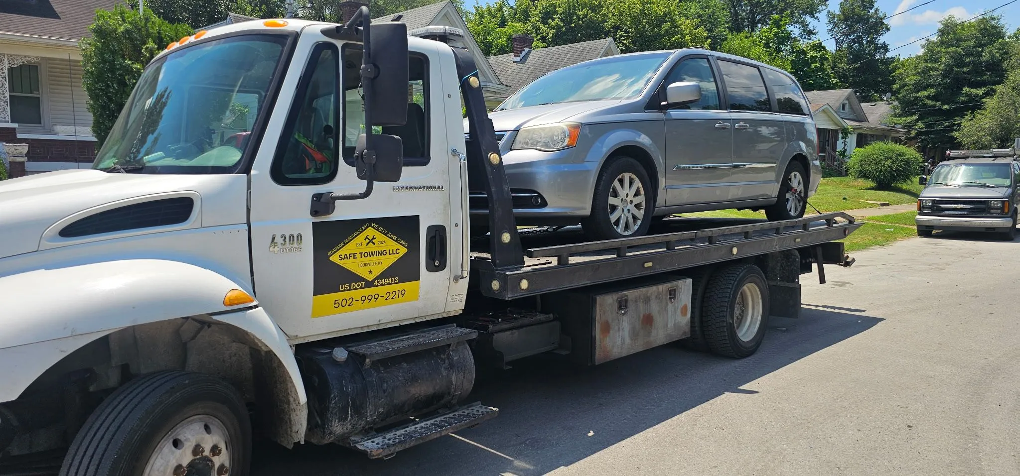 Safe Towing LLC providing accident recovery in Jeffersontown, Louisville Kentucky