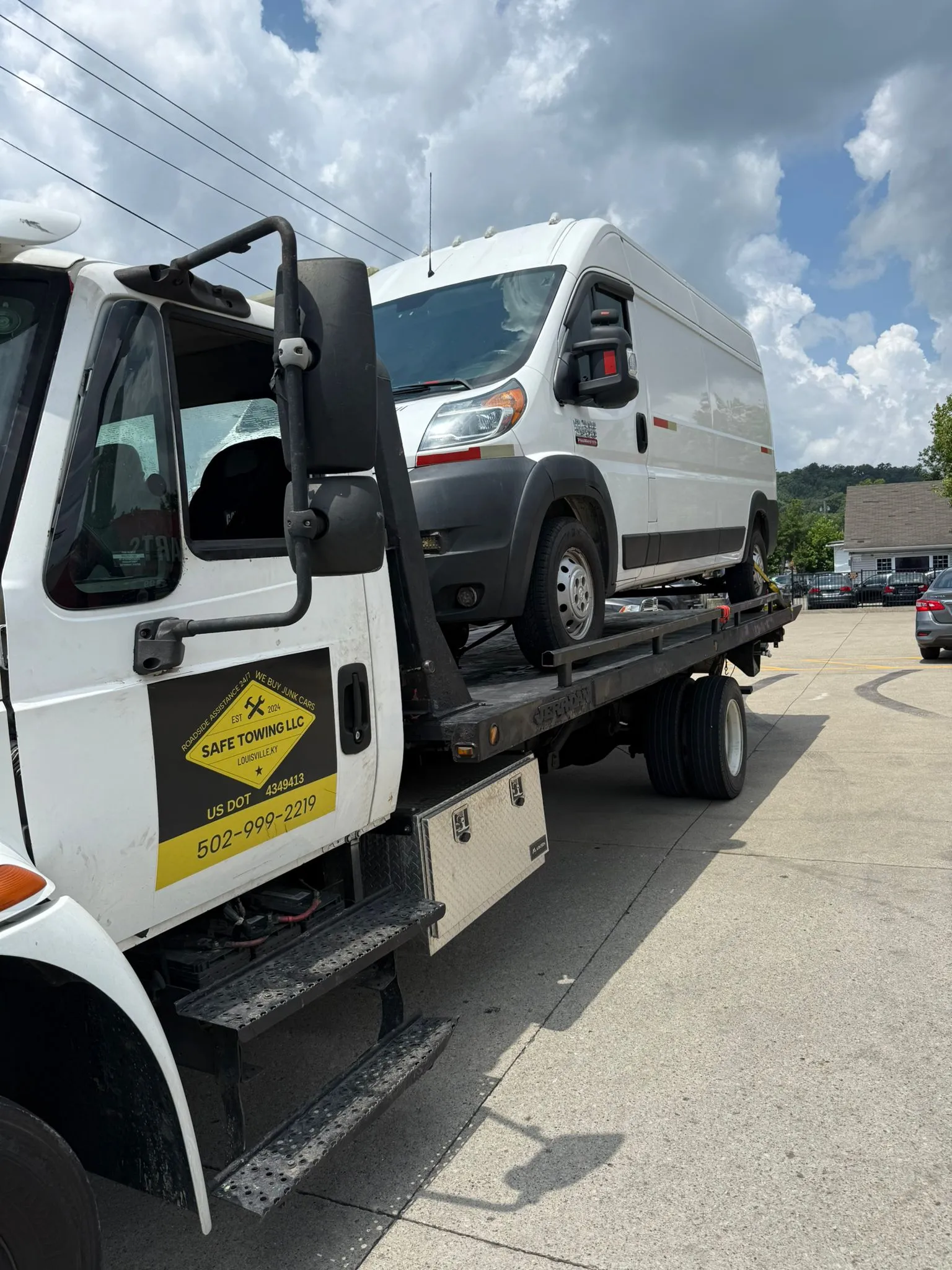 Tow truck loading vehicle in Louisville KY