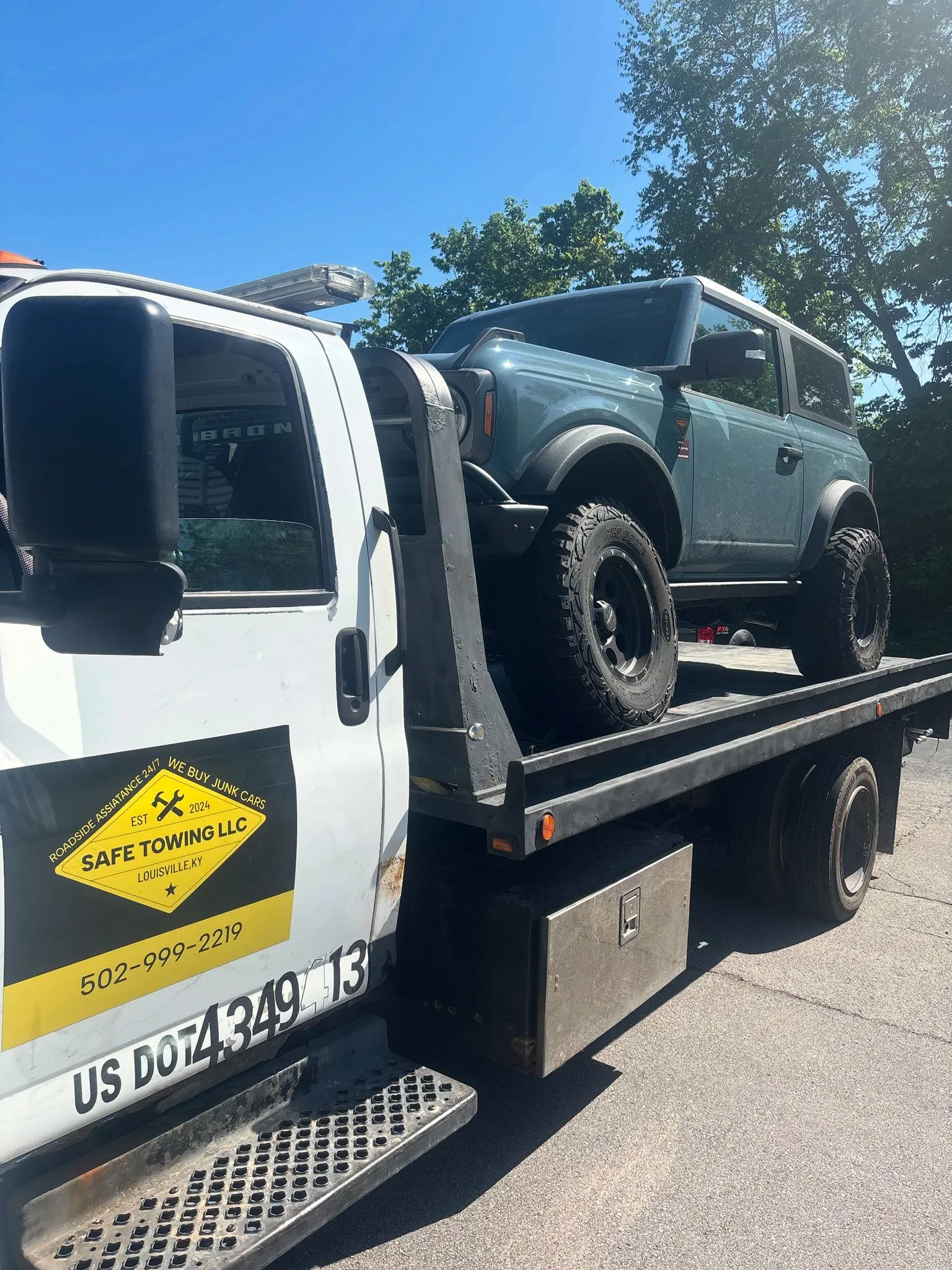 Safe Towing LLC tow truck serving Jeffersontown area in Louisville, KY